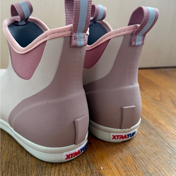 Woman’s light pink Xtratuf boots - Picture 3 of 4